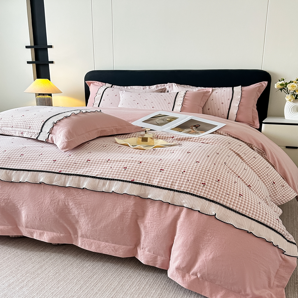 91家纺网 家纺一手货源 找家纺 梓之赫 2025新款斜纹棉AB床裙雪纺花边四件套 樱桃粉