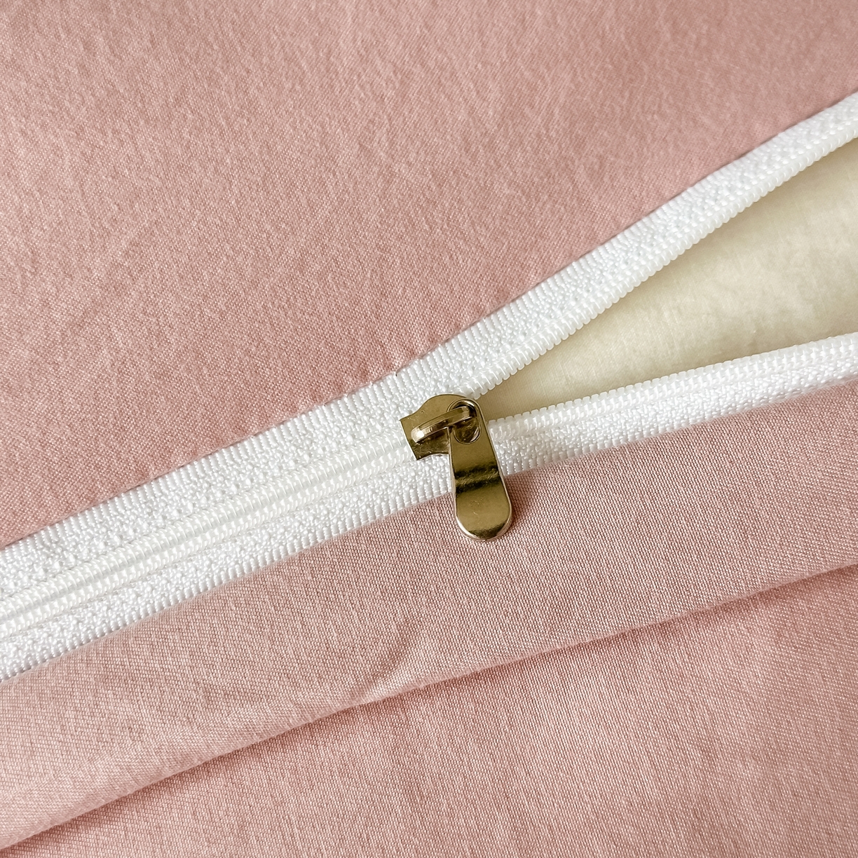 91家纺网 家纺一手货源 找家纺 梓之赫 2025新款斜纹棉AB床裙雪纺花边四件套 樱桃粉