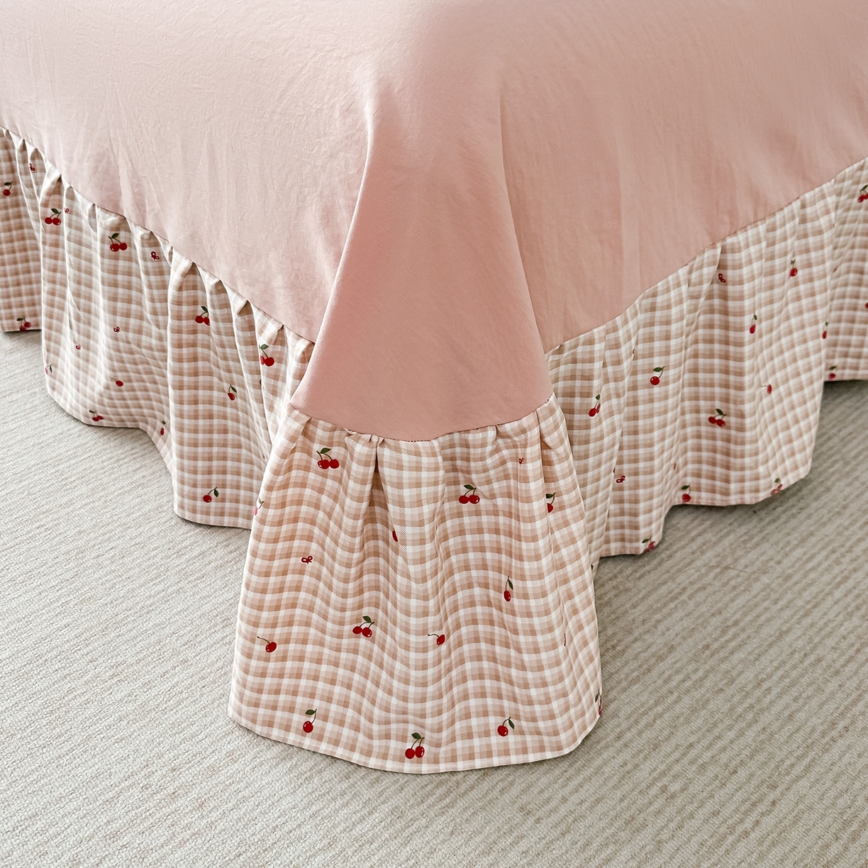 91家纺网 家纺一手货源 找家纺 梓之赫 2025新款斜纹棉AB床裙雪纺花边四件套 樱桃粉