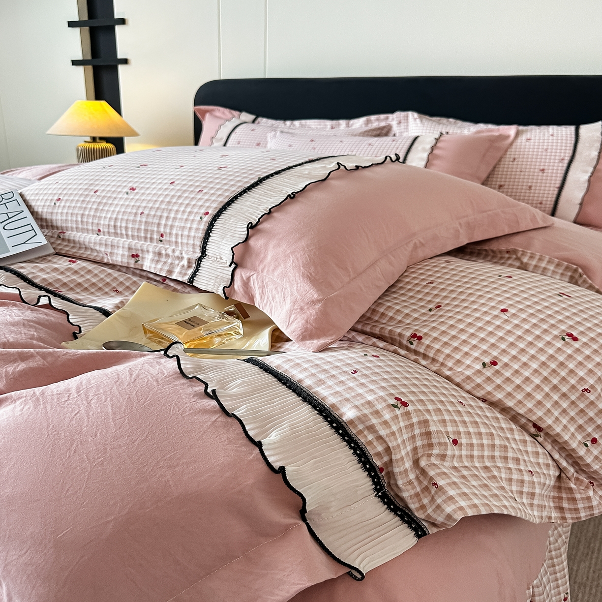 91家纺网 家纺一手货源 找家纺 梓之赫 2025新款斜纹棉AB床裙雪纺花边四件套 樱桃粉