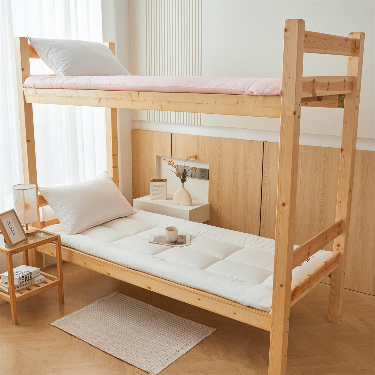 91家纺网 家纺一手货源 找家纺 （总）梵蒂莎 2025新款纯色烫画棉花学生床垫场景一