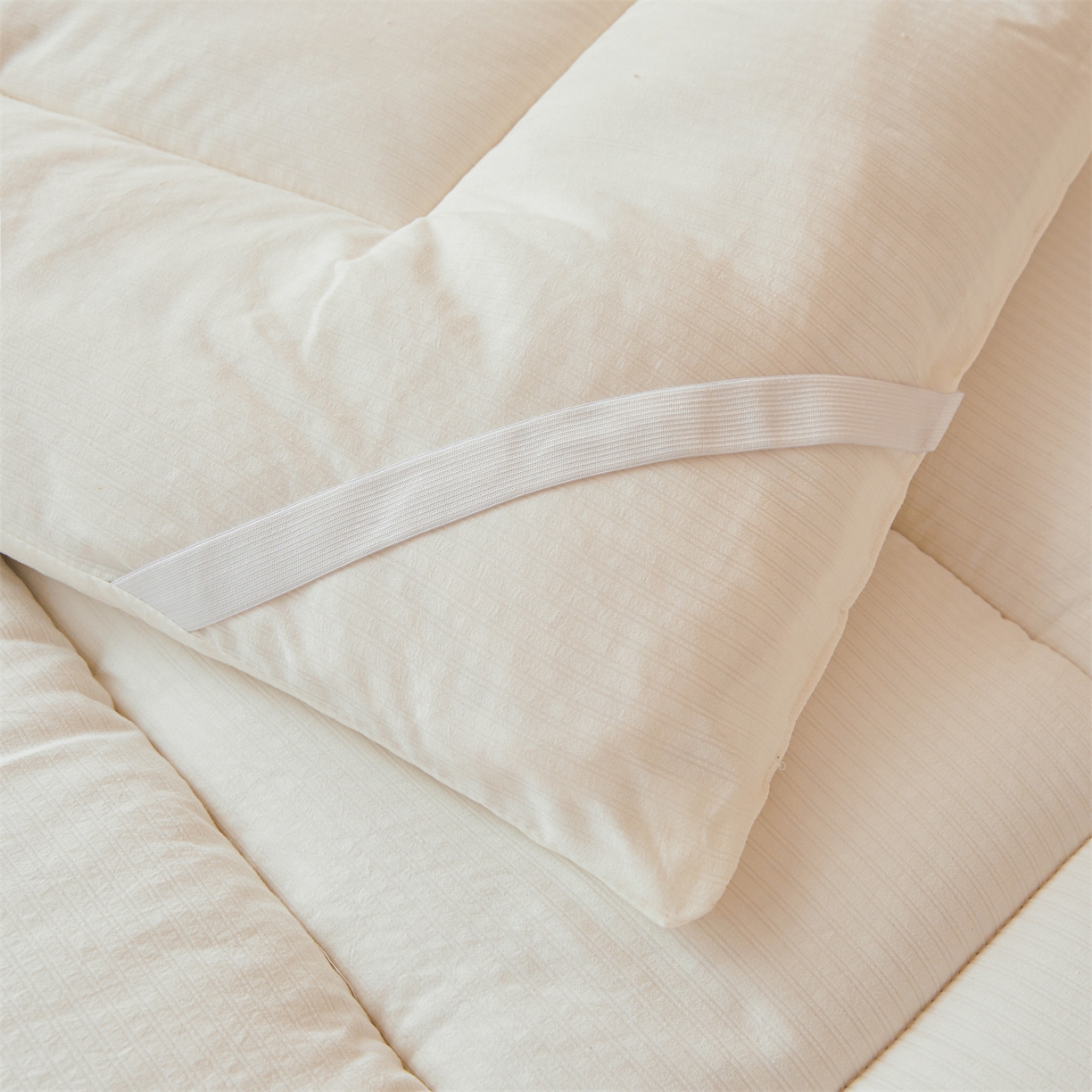 91家纺网 家纺一手货源 找家纺 （总）梵蒂莎 2025新款纯色烫画棉花学生床垫场景一