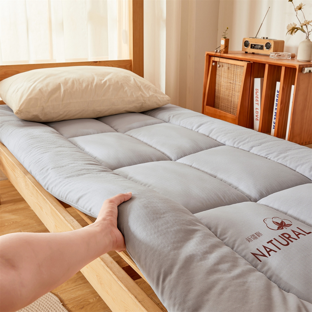 91家纺网 家纺一手货源 找家纺 （总）梵蒂莎 2025新款纯色烫画棉花床垫学生款场景二