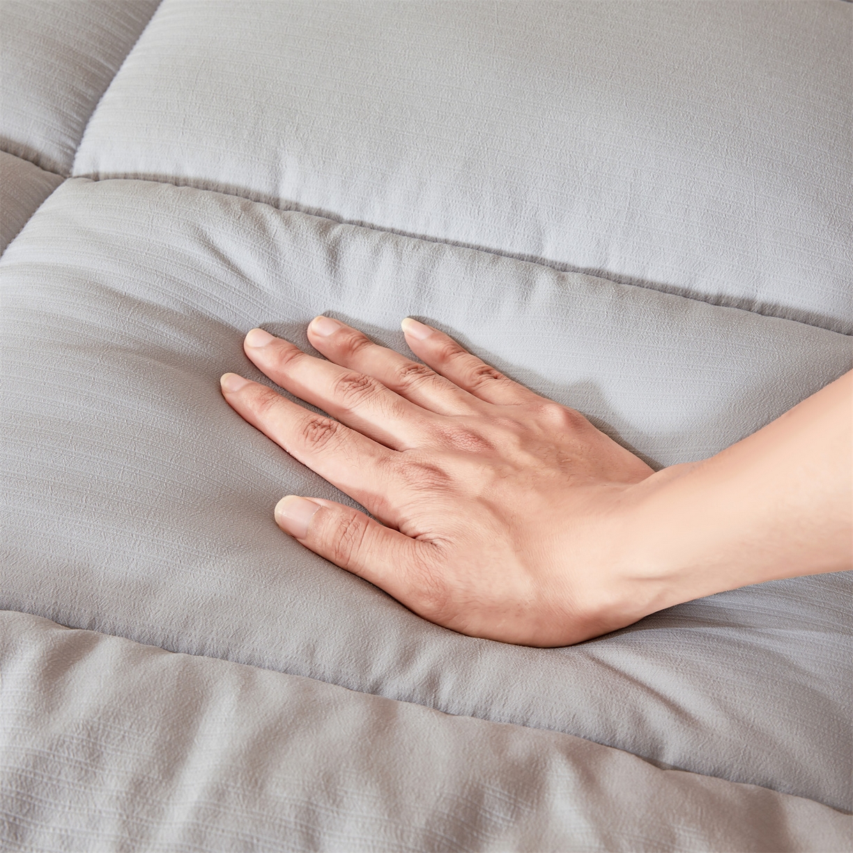 91家纺网 家纺一手货源 找家纺 （总）梵蒂莎 2025新款纯色烫画棉花床垫学生款场景二