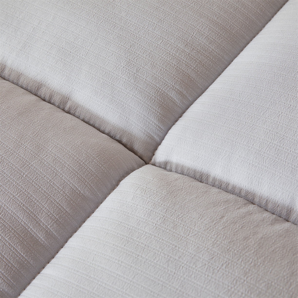 91家纺网 家纺一手货源 找家纺 （总）梵蒂莎 2025新款纯色烫画棉花床垫学生款场景二