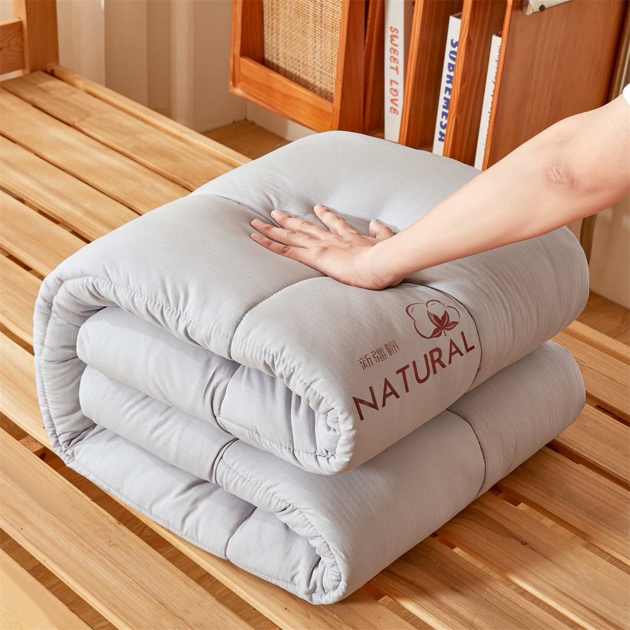 91家纺网 家纺一手货源 找家纺 （总）梵蒂莎 2025新款纯色烫画棉花床垫学生款场景二