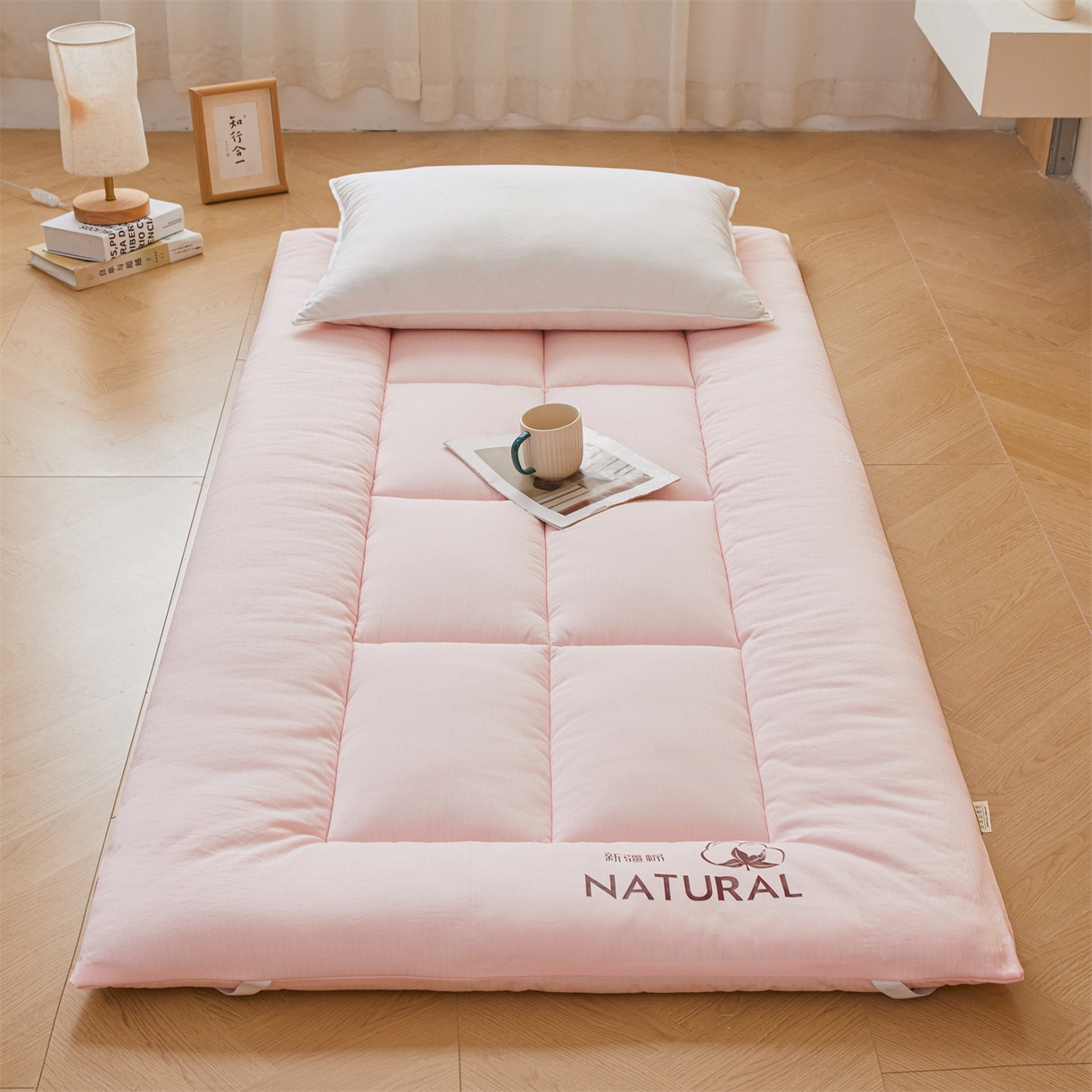 91家纺网 家纺一手货源 找家纺 （总）梵蒂莎 2025新款纯色烫画棉花学生床垫场景一