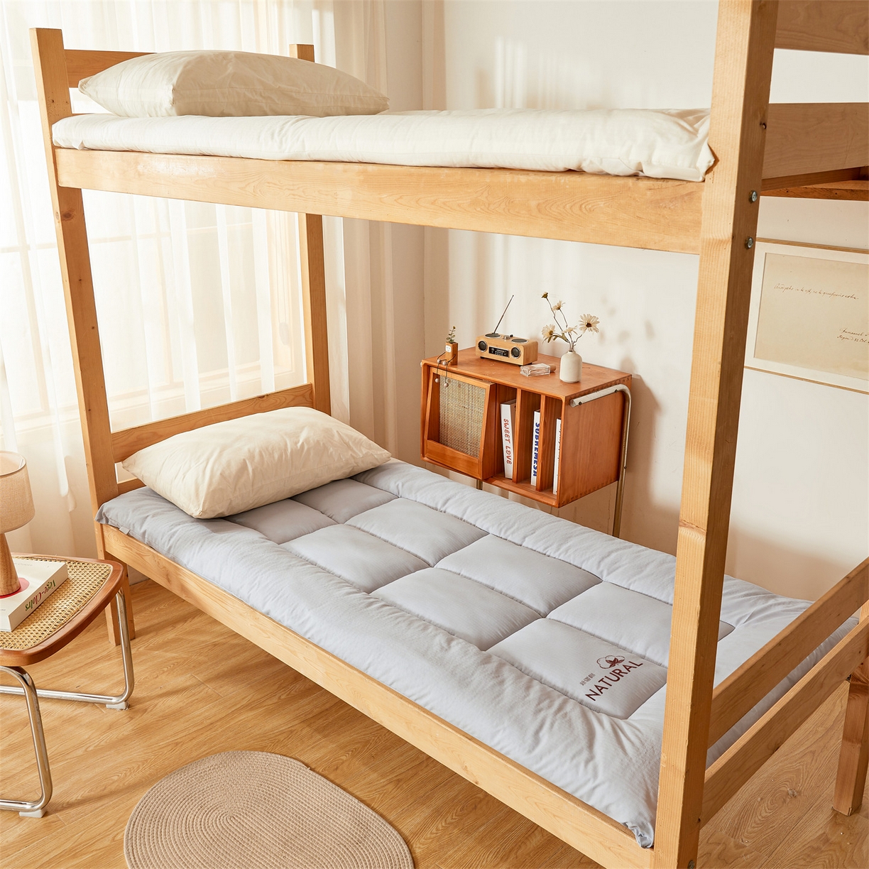 91家纺网 家纺一手货源 找家纺 （总）梵蒂莎 2025新款纯色烫画棉花床垫学生款场景二