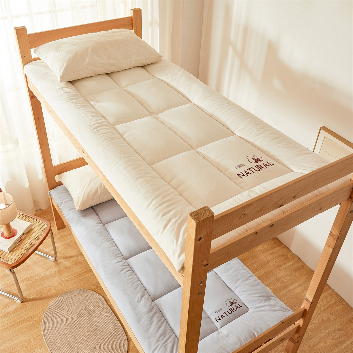 91家纺网 家纺一手货源 找家纺 （总）梵蒂莎 2025新款纯色烫画棉花床垫学生款场景二