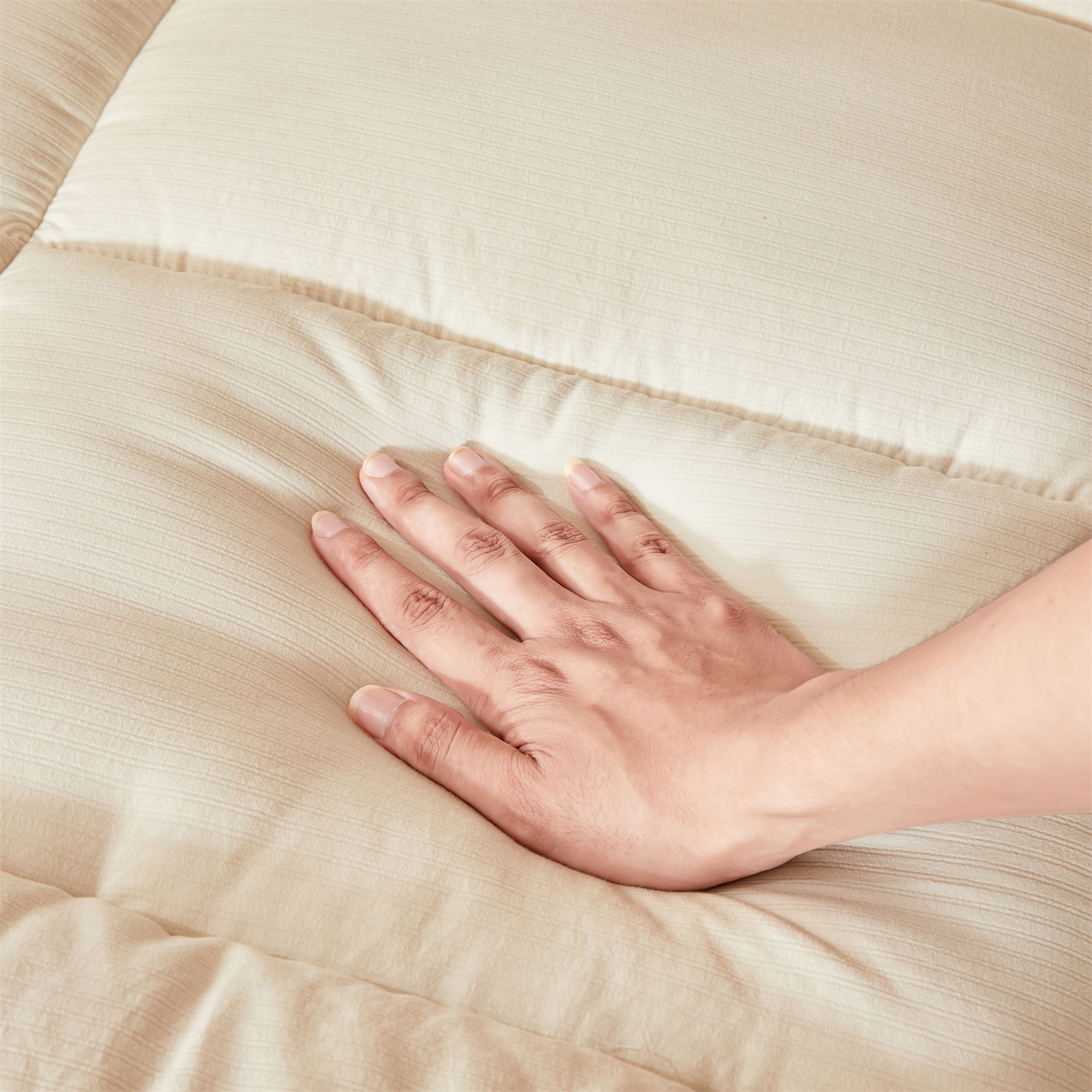 91家纺网 家纺一手货源 找家纺 梵蒂莎 2025新款纯色烫画棉花床垫学生款场景二 云朵白