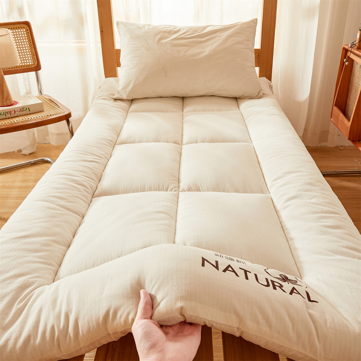 91家纺网 家纺一手货源 找家纺 梵蒂莎 2025新款纯色烫画棉花床垫学生款场景二 云朵白