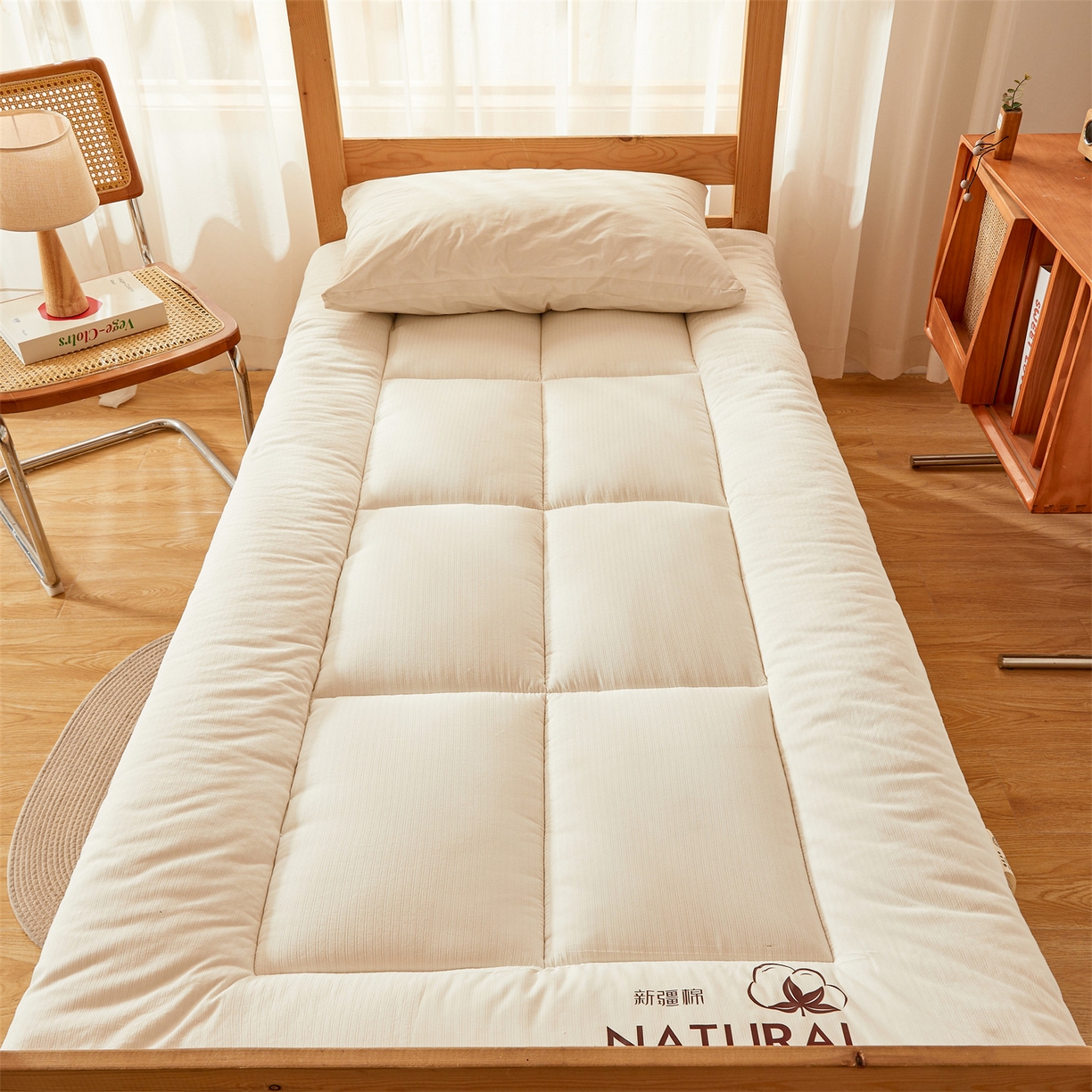 91家纺网 家纺一手货源 找家纺 梵蒂莎 2025新款纯色烫画棉花床垫学生款场景二 云朵白