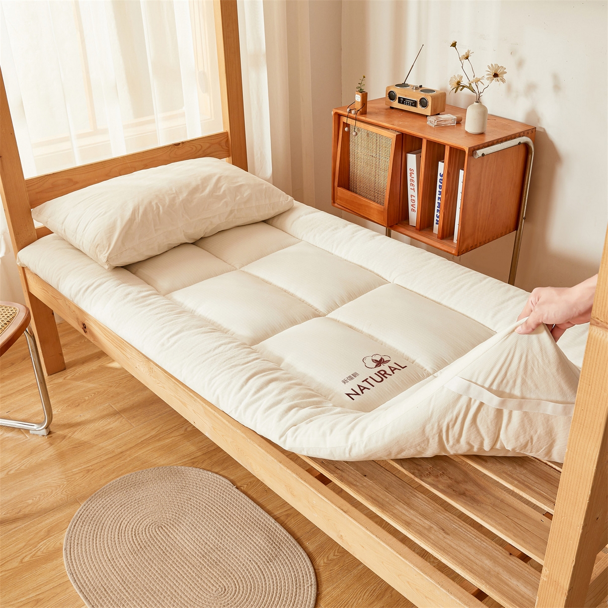 91家纺网 家纺一手货源 找家纺 梵蒂莎 2025新款纯色烫画棉花床垫学生款场景二 云朵白