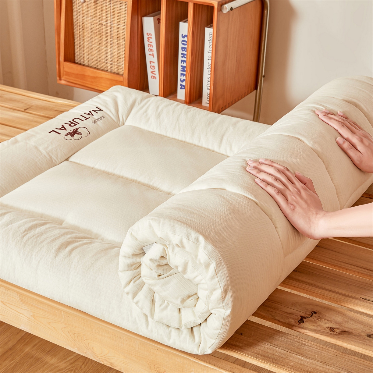 91家纺网 家纺一手货源 找家纺 梵蒂莎 2025新款纯色烫画棉花床垫学生款场景二 云朵白