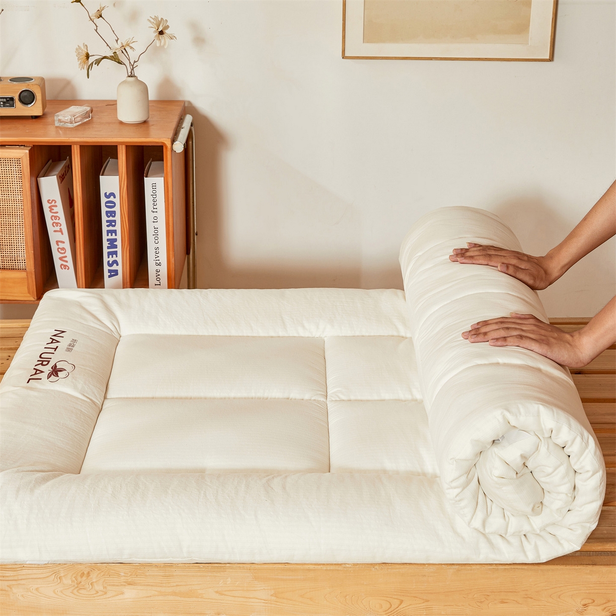 91家纺网 家纺一手货源 找家纺 梵蒂莎 2025新款纯色烫画棉花床垫学生款场景二 云朵白