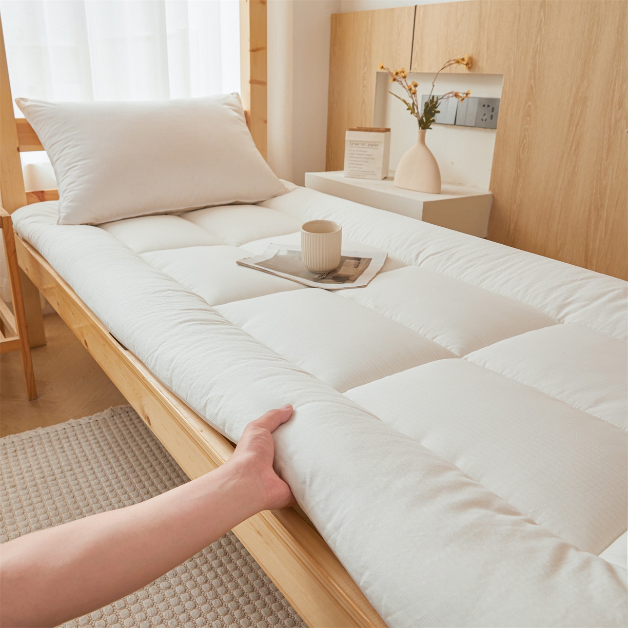 91家纺网 家纺一手货源 找家纺 梵蒂莎 2025新款纯色烫画棉花床垫学生款场景一 奶昔白