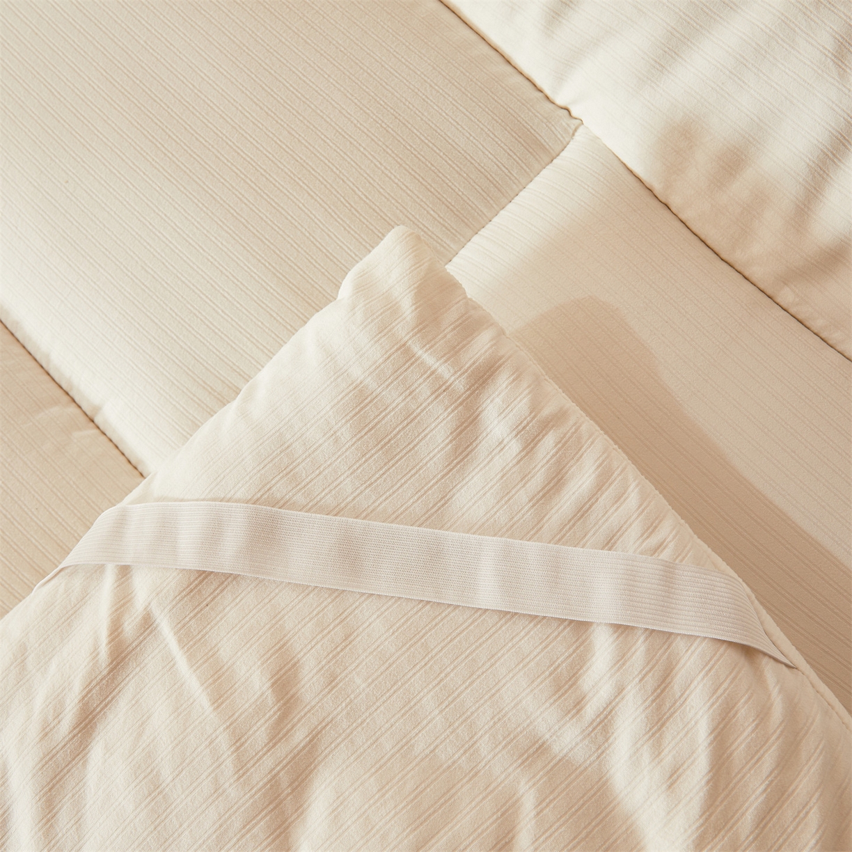 91家纺网 家纺一手货源 找家纺 梵蒂莎 2025新款纯色烫画棉花床垫学生款场景二 云朵白