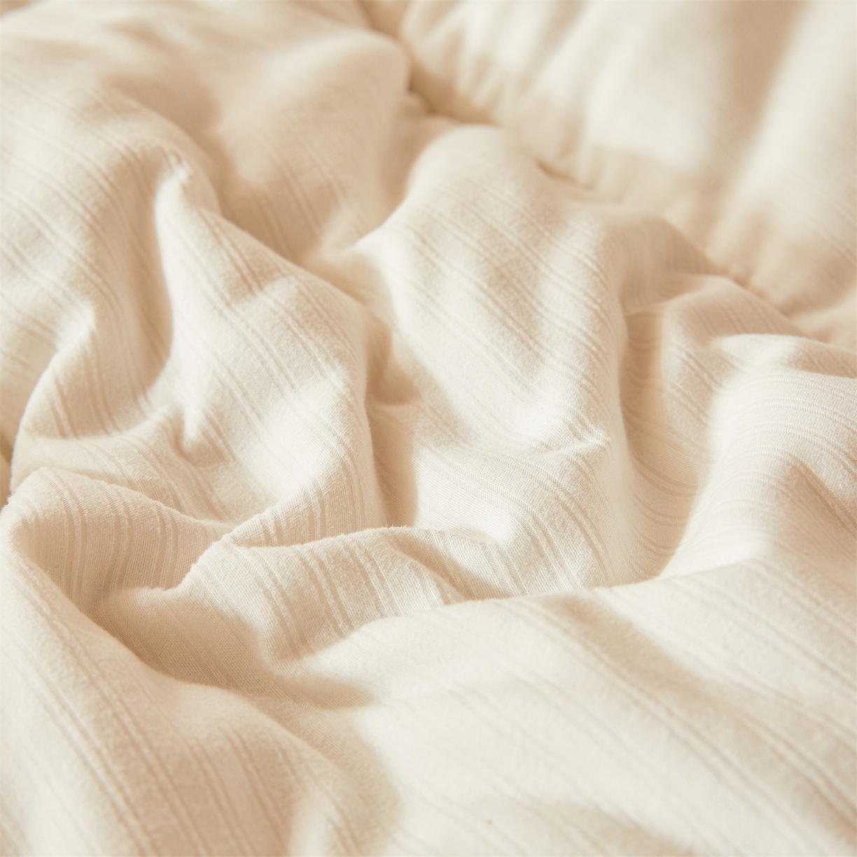 91家纺网 家纺一手货源 找家纺 梵蒂莎 2025新款纯色烫画棉花床垫学生款场景二 云朵白