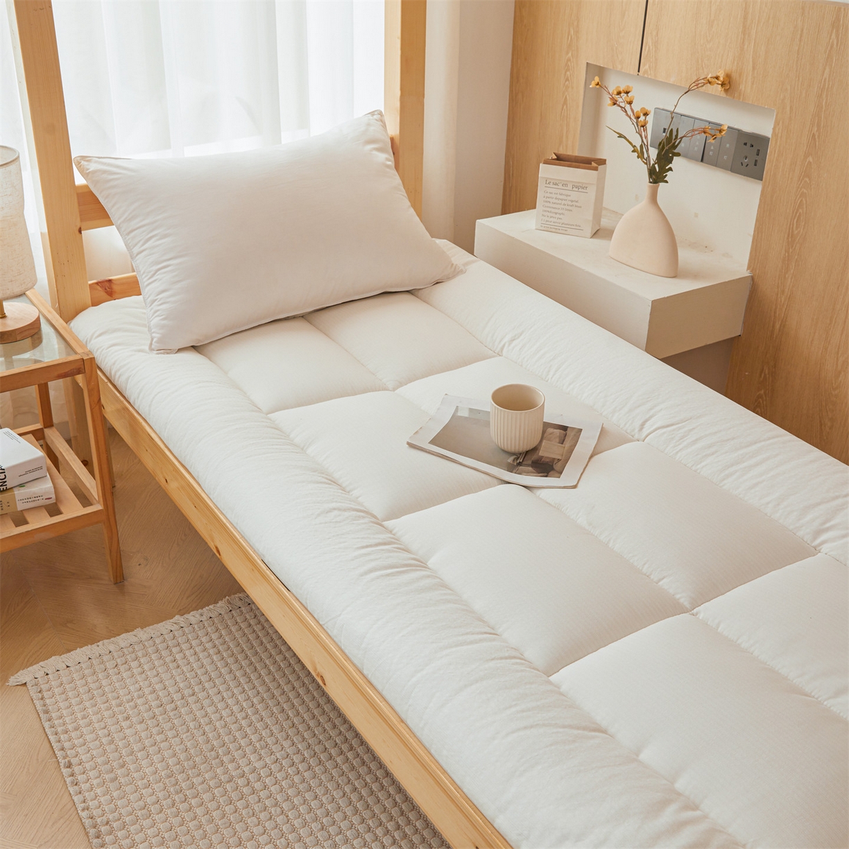 91家纺网 家纺一手货源 找家纺 梵蒂莎 2025新款纯色烫画棉花床垫学生款场景一 奶昔白