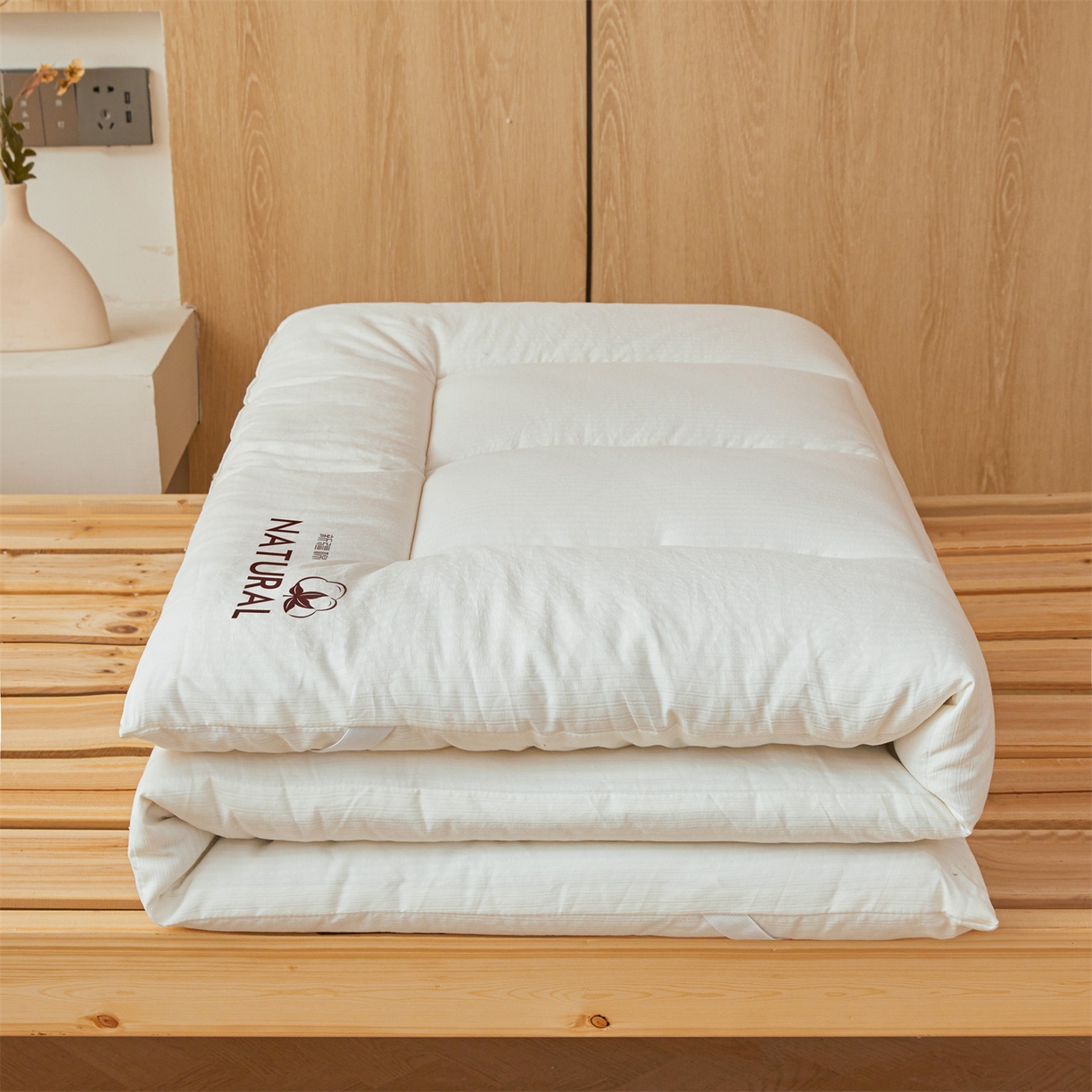 91家纺网 家纺一手货源 找家纺 梵蒂莎 2025新款纯色烫画棉花床垫学生款场景一 奶昔白