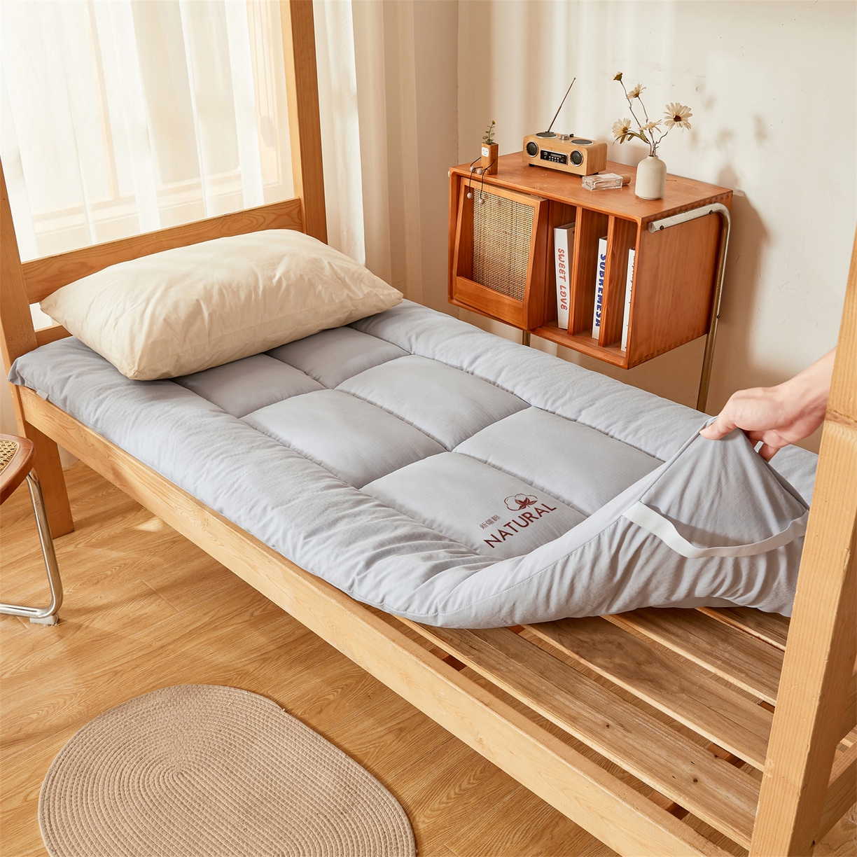 91家纺网 家纺一手货源 找家纺 梵蒂莎 2025新款纯色烫画棉花床垫学生款场景二 星辰灰