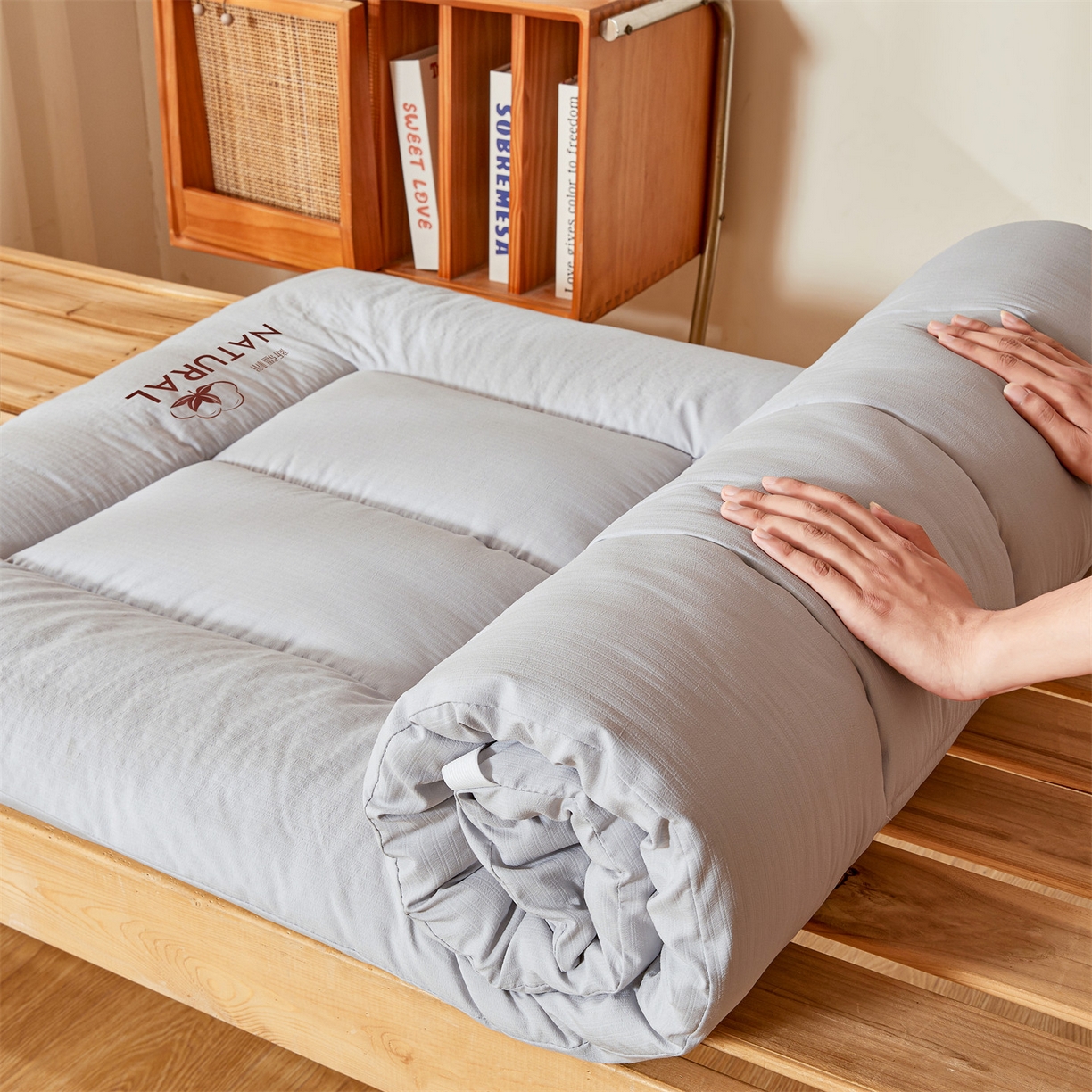 91家纺网 家纺一手货源 找家纺 梵蒂莎 2025新款纯色烫画棉花床垫学生款场景二 星辰灰