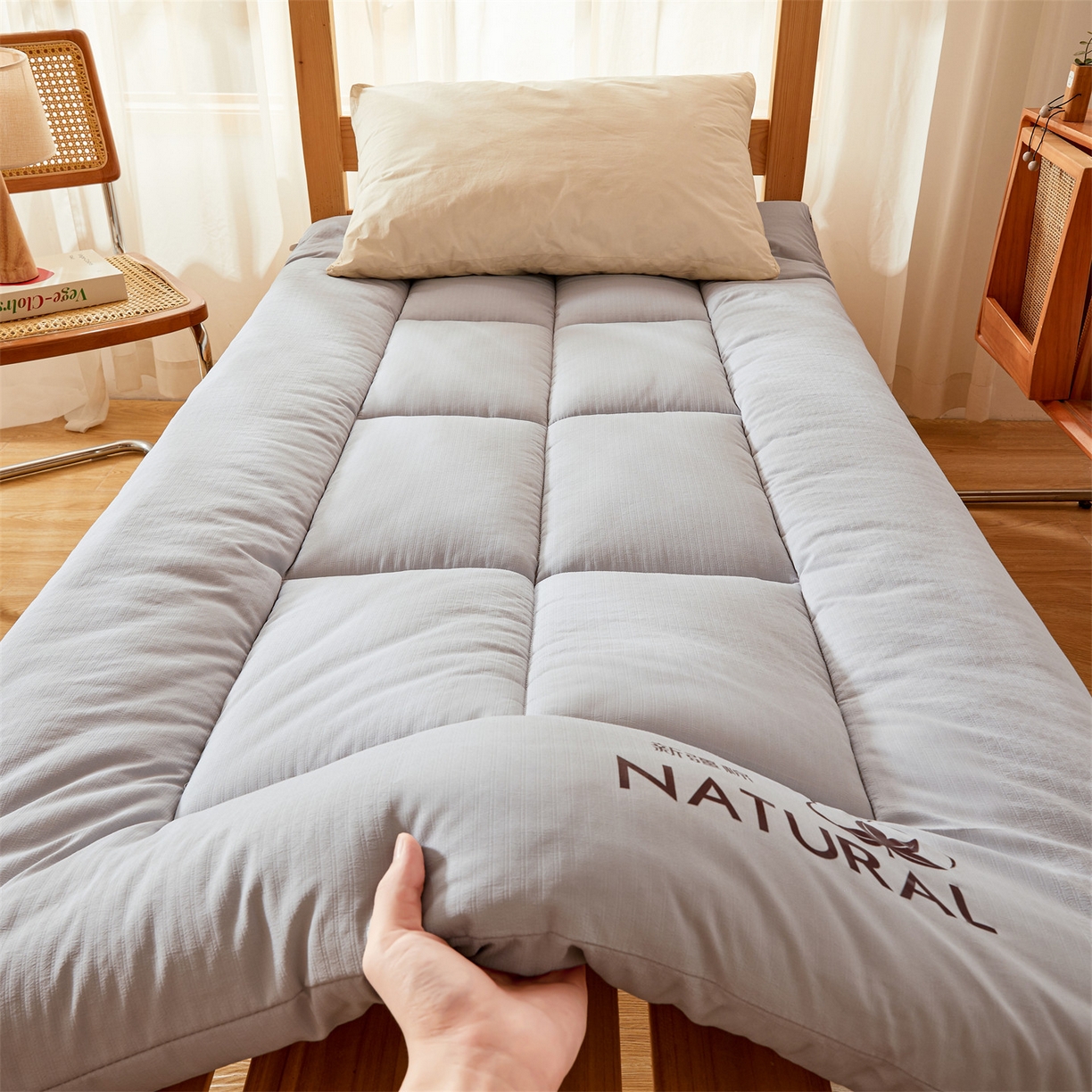 91家纺网 家纺一手货源 找家纺 梵蒂莎 2025新款纯色烫画棉花床垫学生款场景二 星辰灰