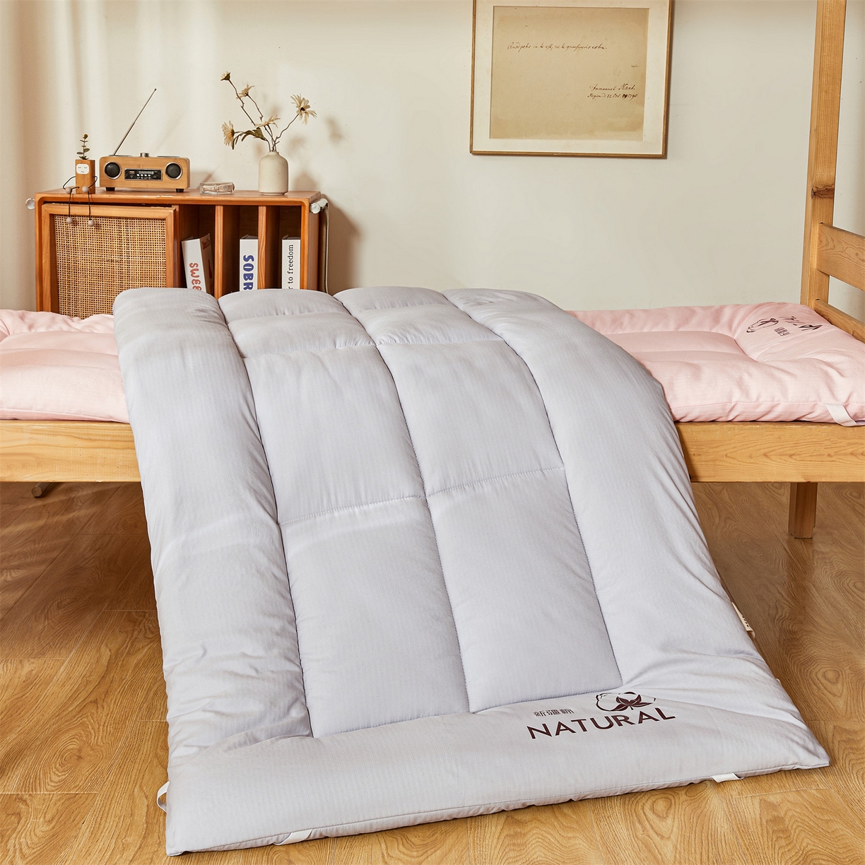 91家纺网 家纺一手货源 找家纺 梵蒂莎 2025新款纯色烫画棉花床垫学生款场景二 星辰灰