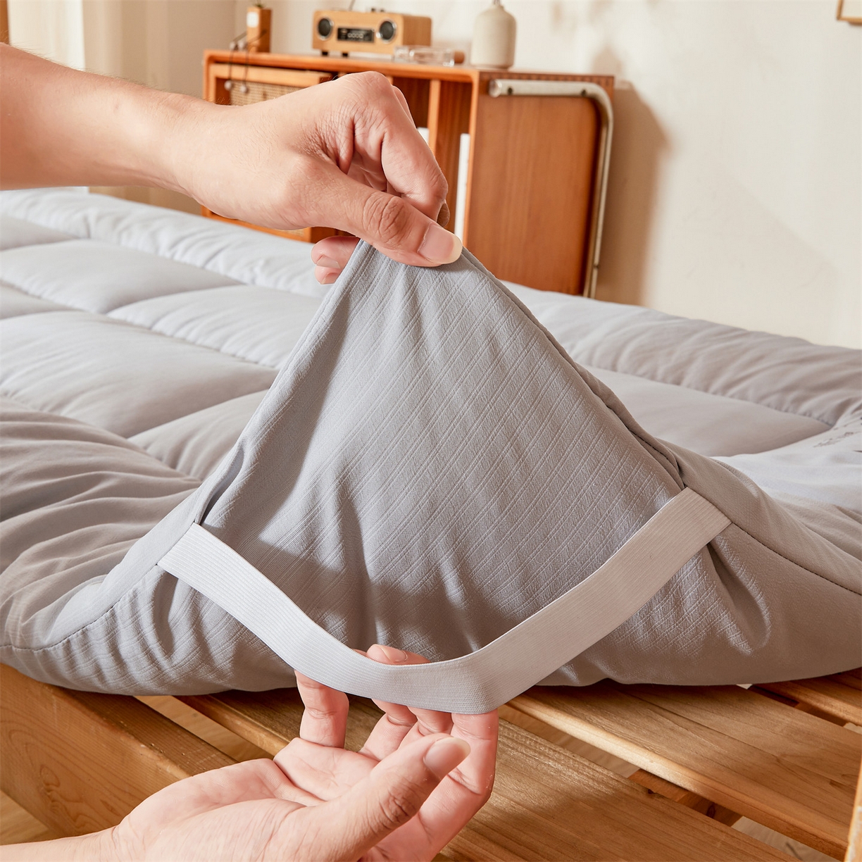 91家纺网 家纺一手货源 找家纺 梵蒂莎 2025新款纯色烫画棉花床垫学生款场景二 星辰灰