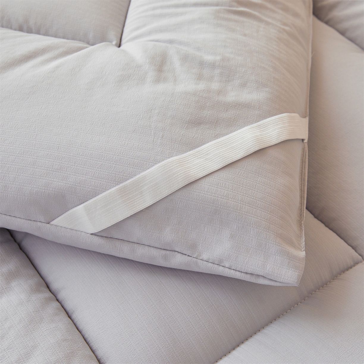 91家纺网 家纺一手货源 找家纺 梵蒂莎 2025新款纯色烫画棉花床垫学生款场景一 冰川灰