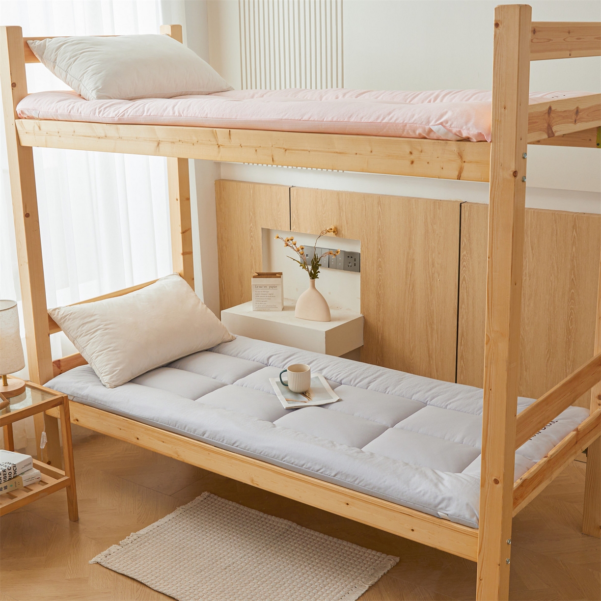 91家纺网 家纺一手货源 找家纺 梵蒂莎 2025新款纯色烫画棉花床垫学生款场景一 冰川灰