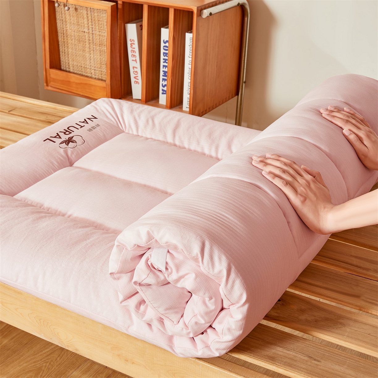 91家纺网 家纺一手货源 找家纺 梵蒂莎 2025新款纯色烫画棉花床垫学生款场景二 玉粉