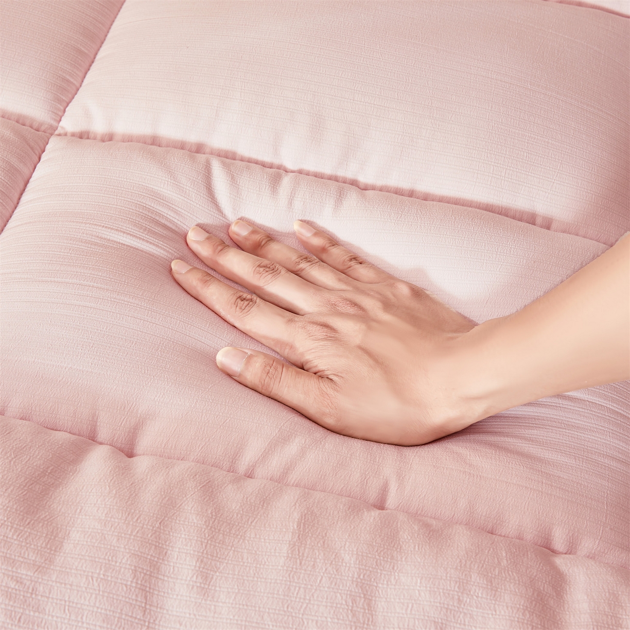 91家纺网 家纺一手货源 找家纺 梵蒂莎 2025新款纯色烫画棉花床垫学生款场景二 玉粉