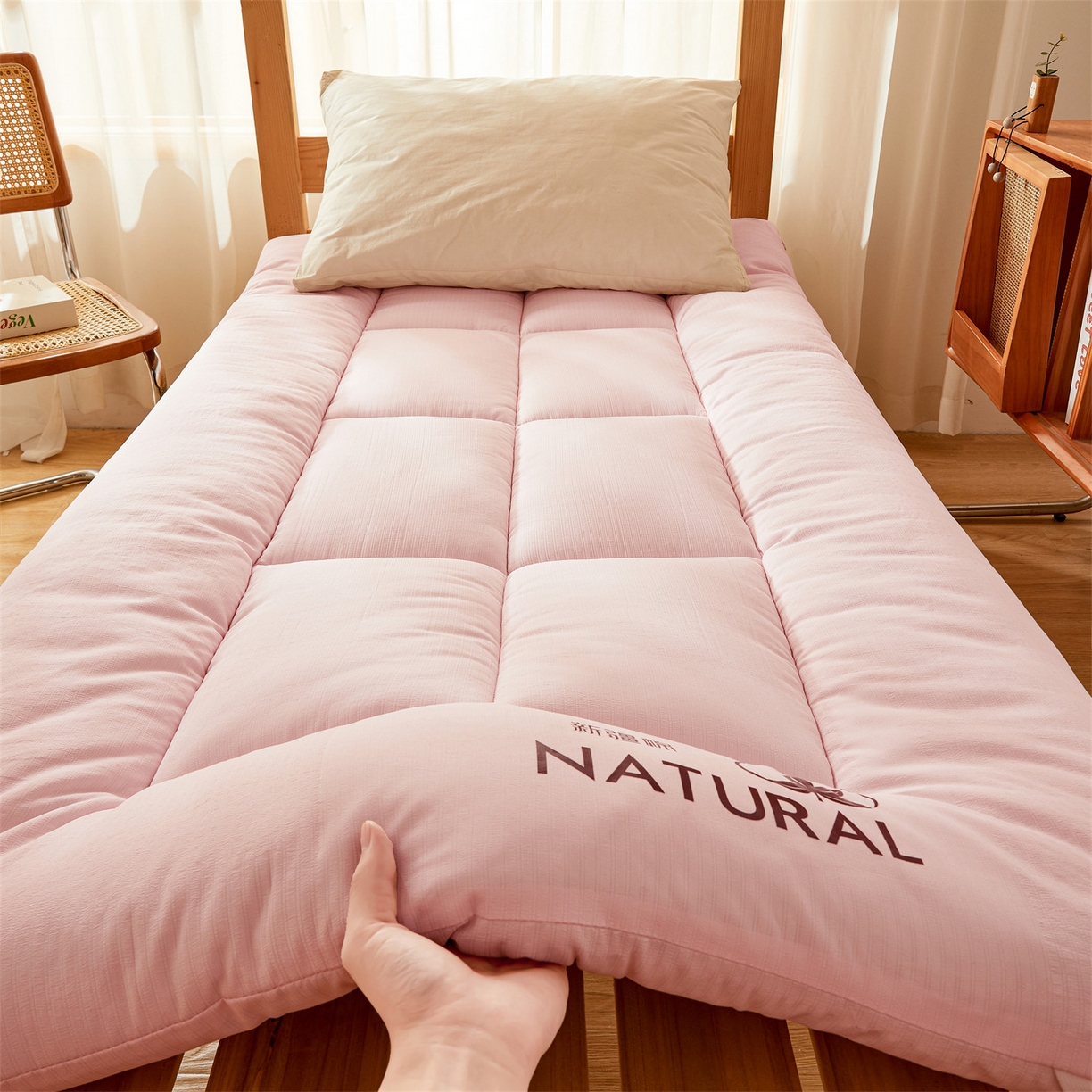 91家纺网 家纺一手货源 找家纺 梵蒂莎 2025新款纯色烫画棉花床垫学生款场景二 玉粉