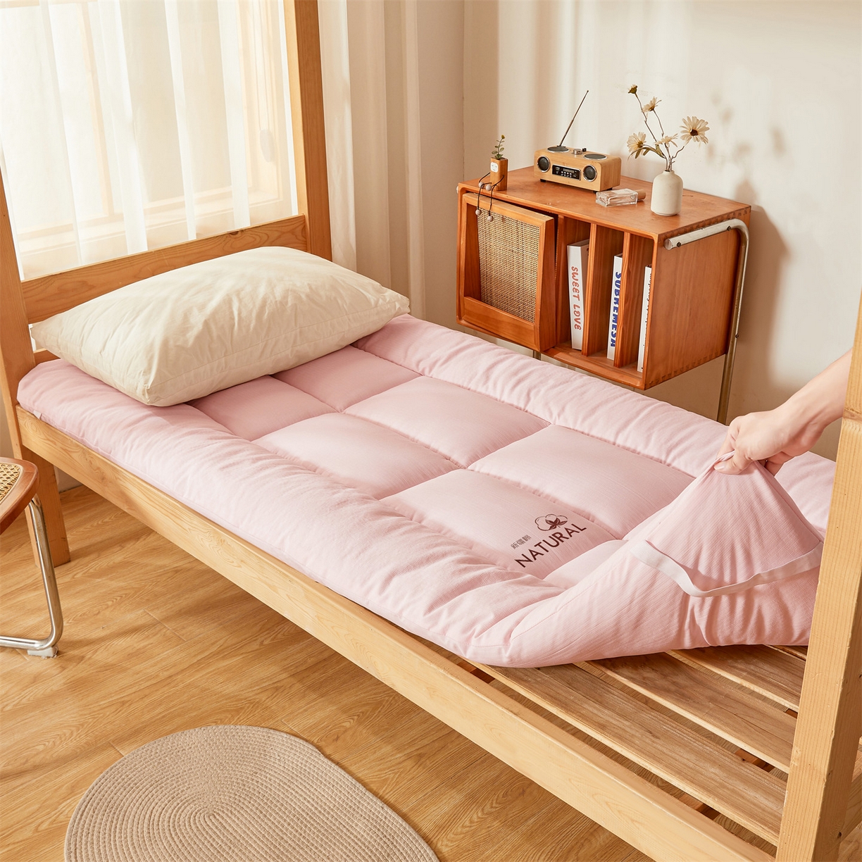 91家纺网 家纺一手货源 找家纺 梵蒂莎 2025新款纯色烫画棉花床垫学生款场景二 玉粉