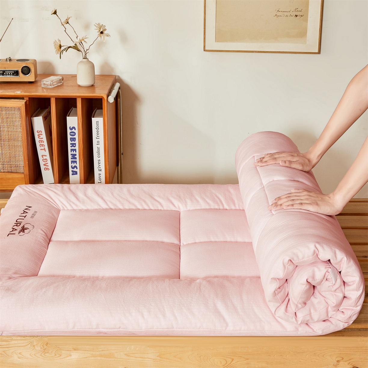 91家纺网 家纺一手货源 找家纺 梵蒂莎 2025新款纯色烫画棉花床垫学生款场景二 玉粉