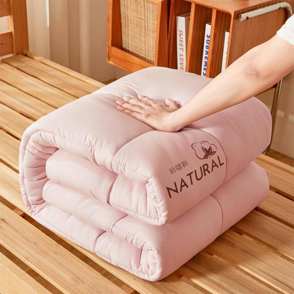 91家纺网 家纺一手货源 找家纺 梵蒂莎 2025新款纯色烫画棉花床垫学生款场景二 玉粉