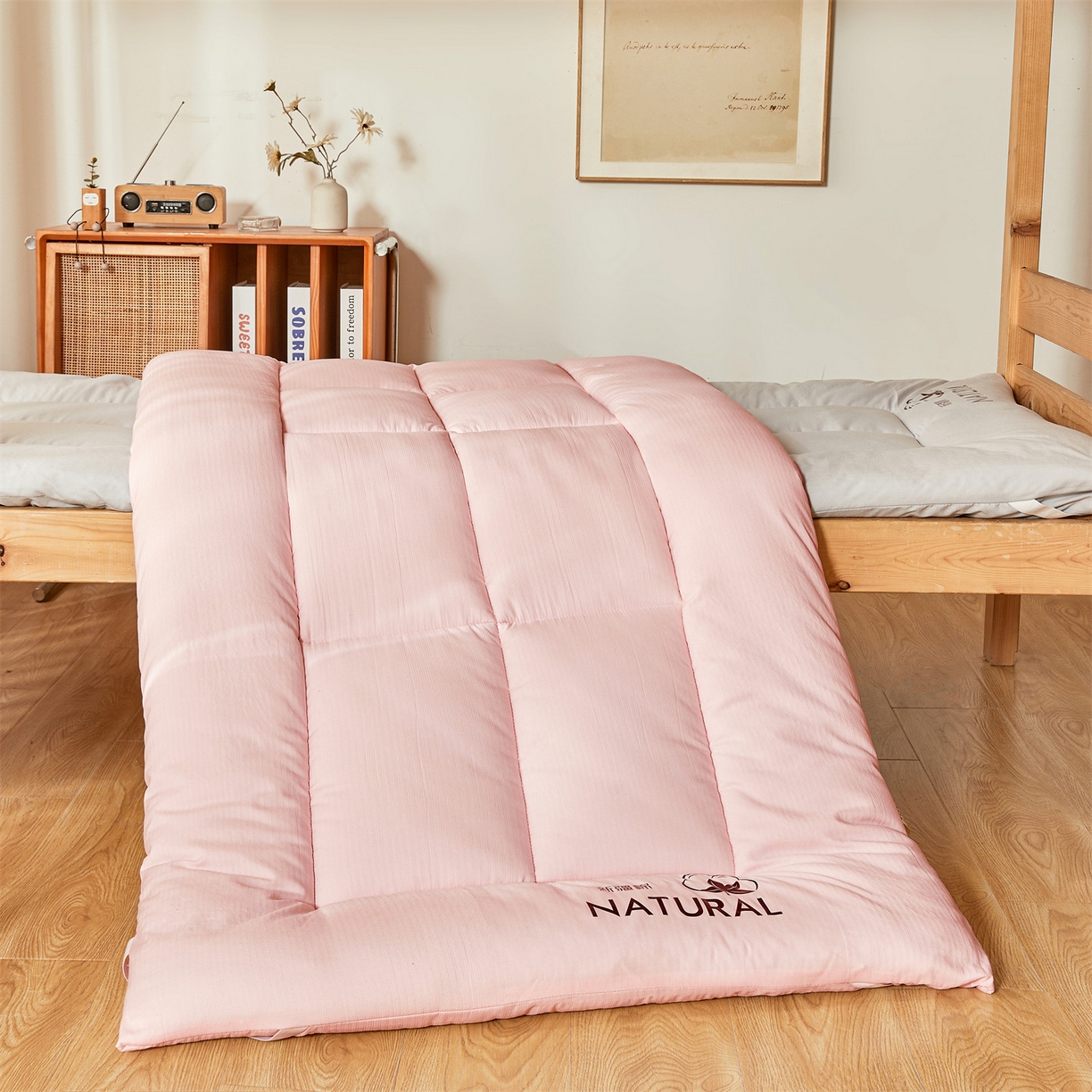 91家纺网 家纺一手货源 找家纺 梵蒂莎 2025新款纯色烫画棉花床垫学生款场景二 玉粉