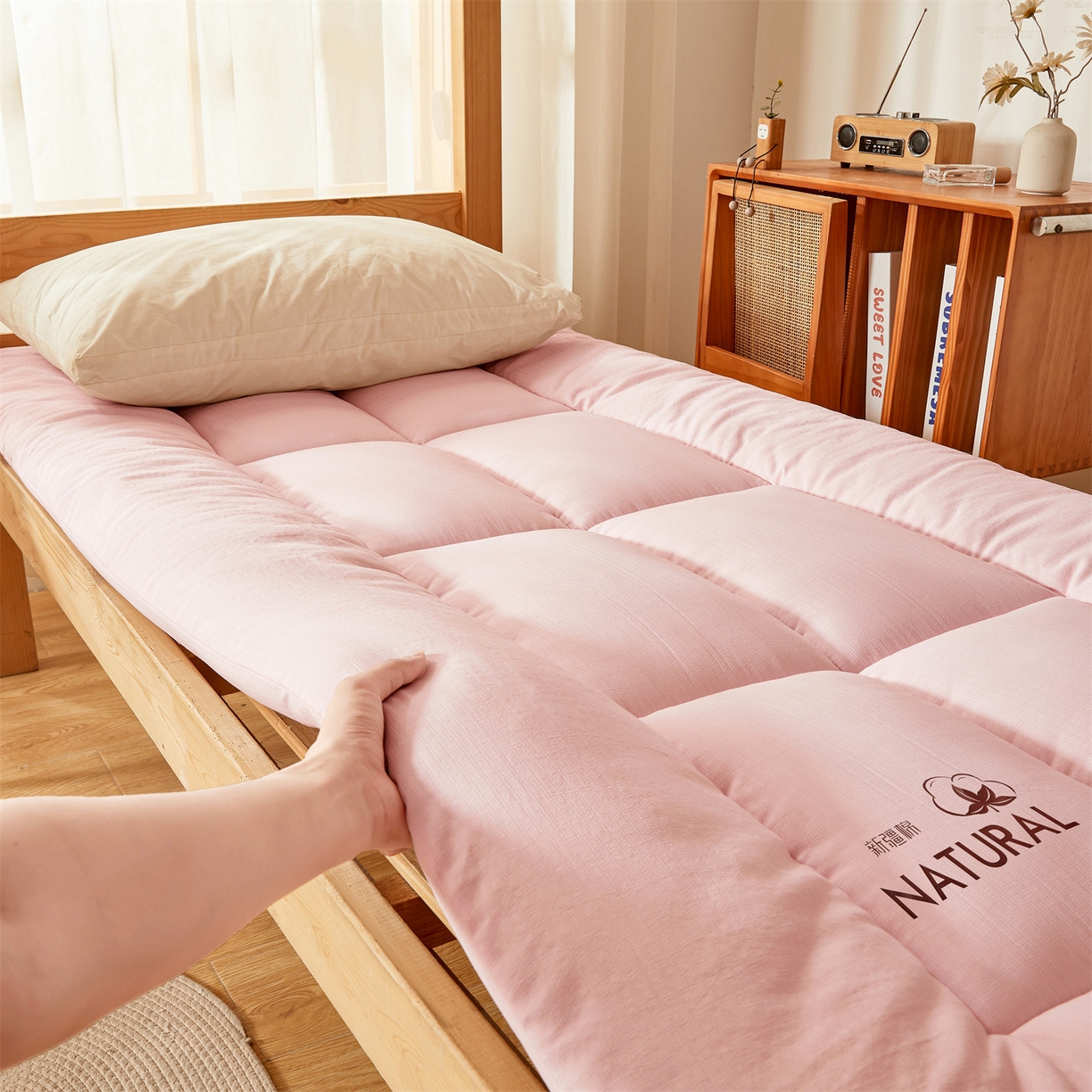 91家纺网 家纺一手货源 找家纺 梵蒂莎 2025新款纯色烫画棉花床垫学生款场景二 玉粉