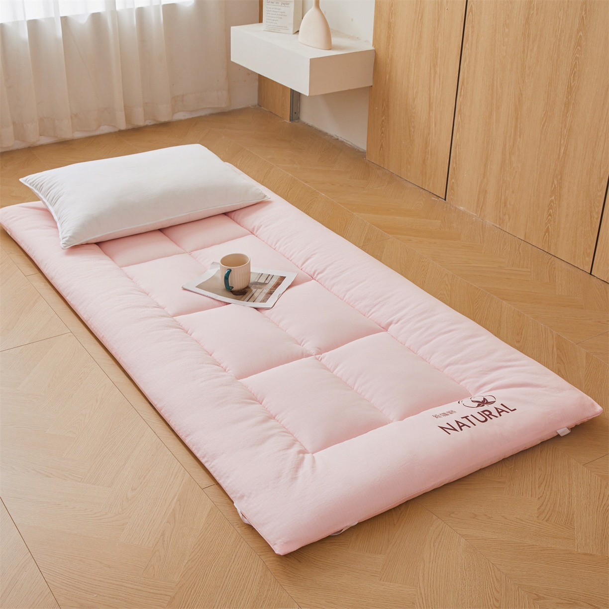 91家纺网 家纺一手货源 找家纺 梵蒂莎 2025新款纯色烫画棉花床垫学生款场景一 樱花粉