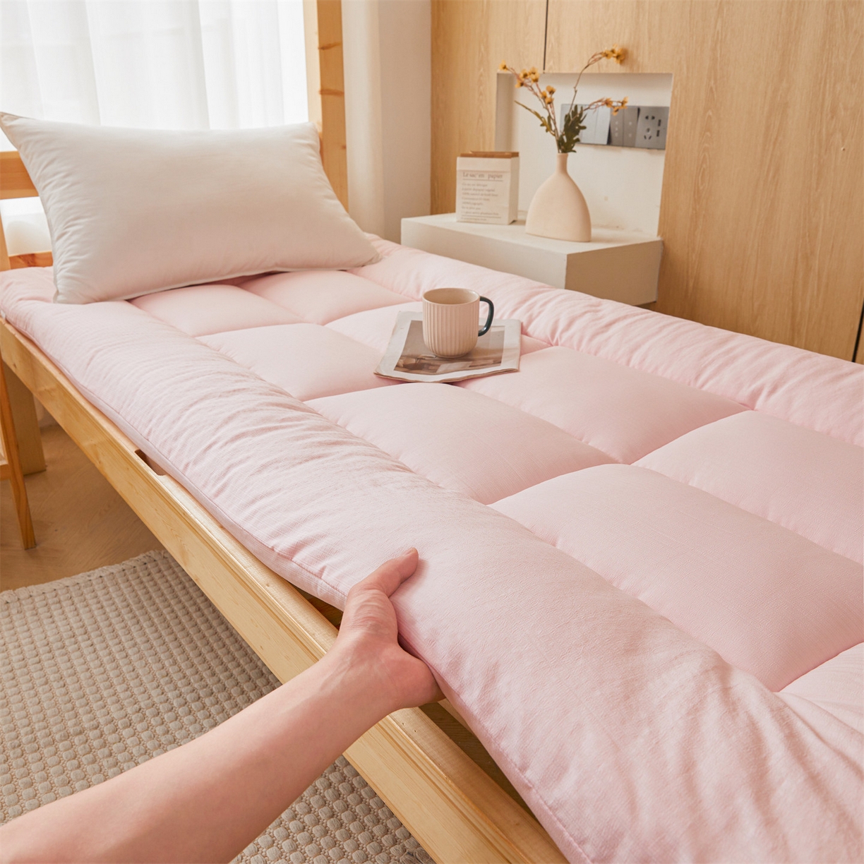 91家纺网 家纺一手货源 找家纺 梵蒂莎 2025新款纯色烫画棉花床垫学生款场景一 樱花粉