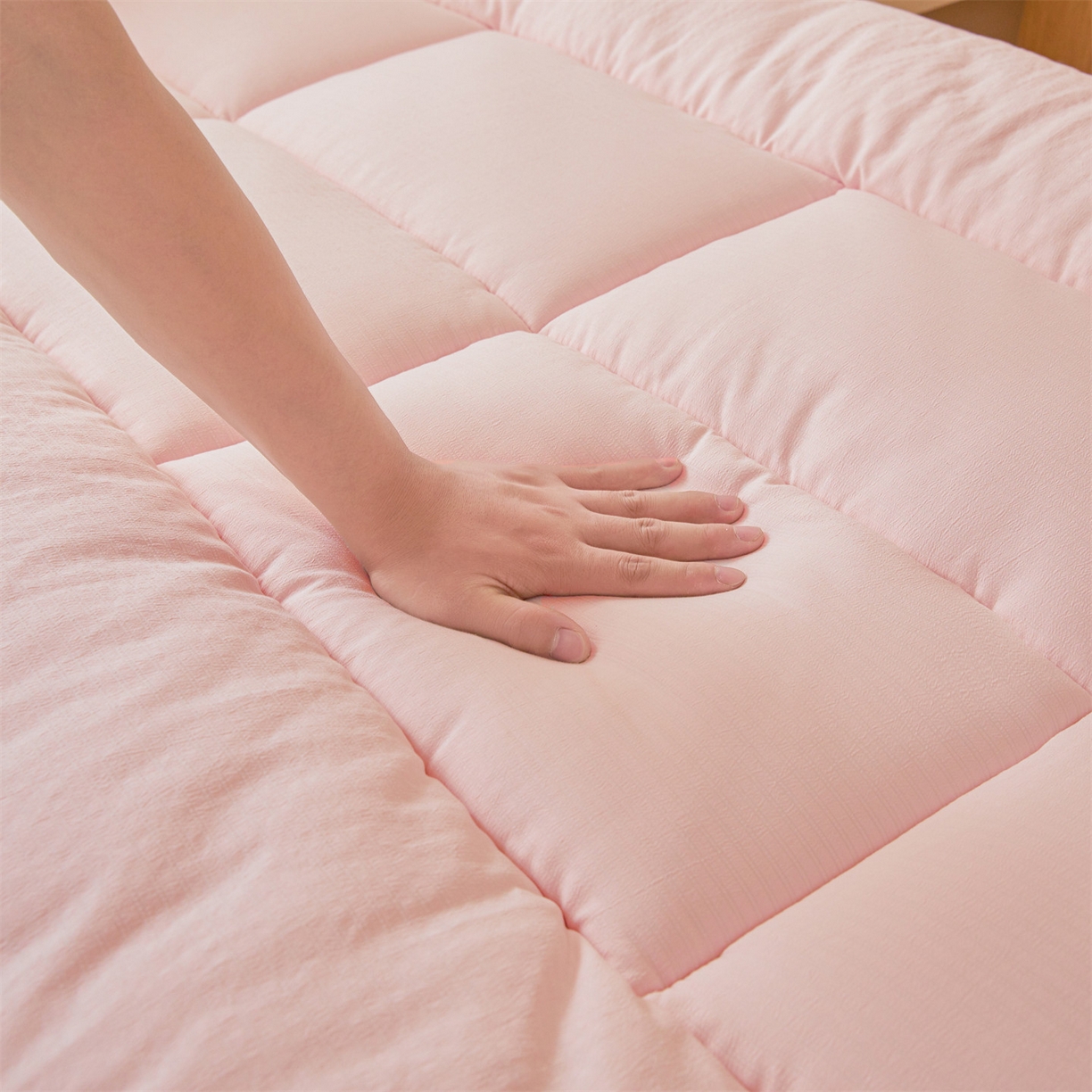 91家纺网 家纺一手货源 找家纺 梵蒂莎 2025新款纯色烫画棉花床垫学生款场景一 樱花粉