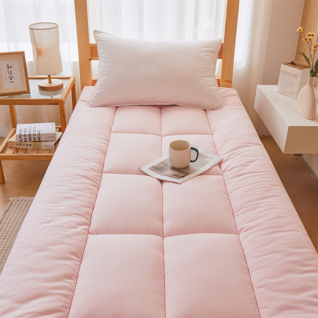 91家纺网 家纺一手货源 找家纺 梵蒂莎 2025新款纯色烫画棉花床垫学生款场景一 樱花粉