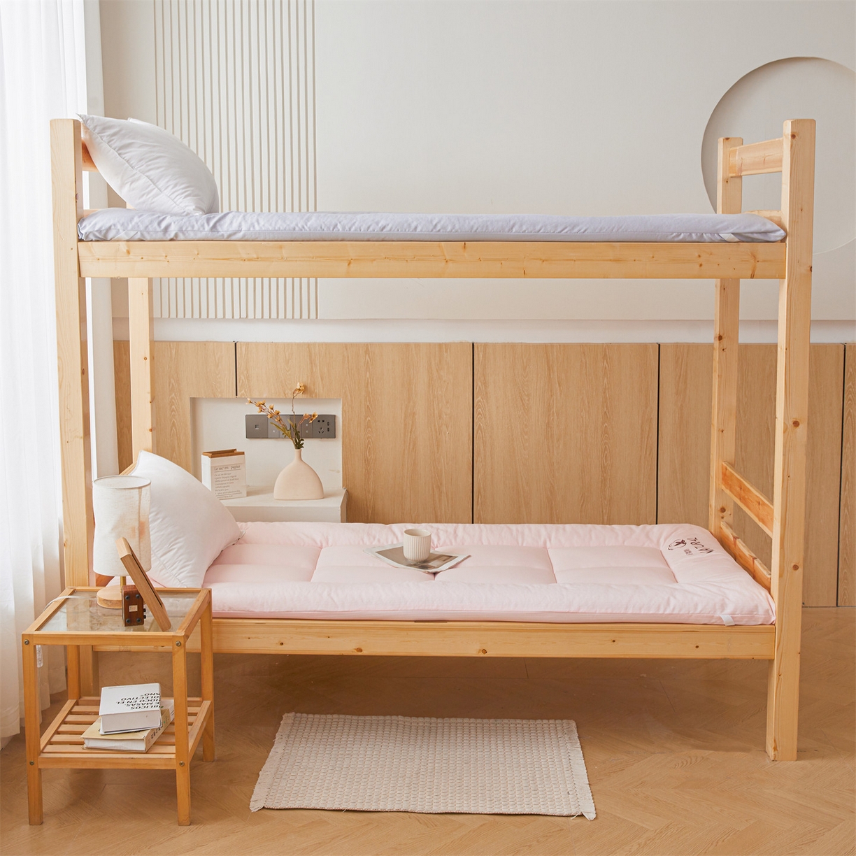 91家纺网 家纺一手货源 找家纺 梵蒂莎 2025新款纯色烫画棉花床垫学生款场景一 樱花粉