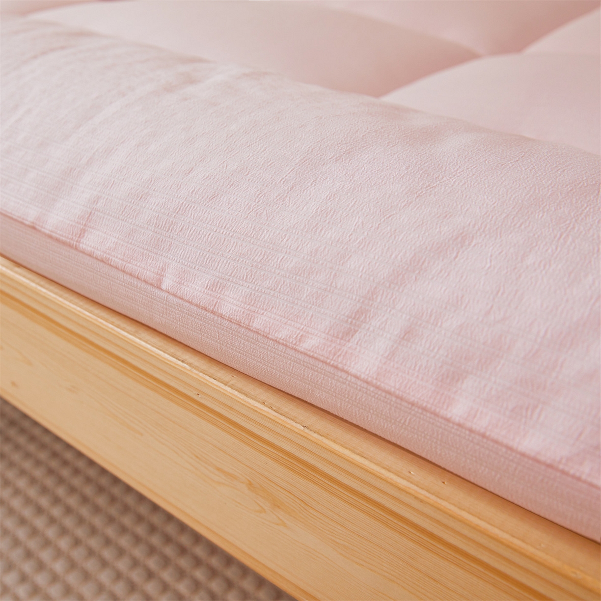 91家纺网 家纺一手货源 找家纺 梵蒂莎 2025新款纯色烫画棉花床垫学生款场景一 樱花粉