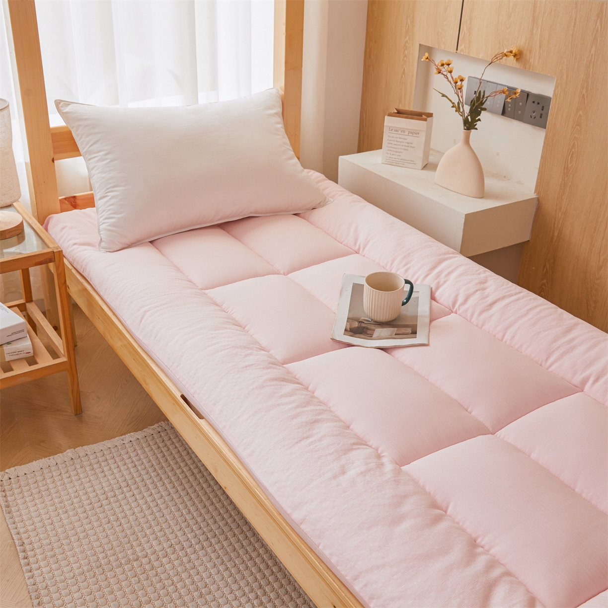 91家纺网 家纺一手货源 找家纺 梵蒂莎 2025新款纯色烫画棉花床垫学生款场景一 樱花粉