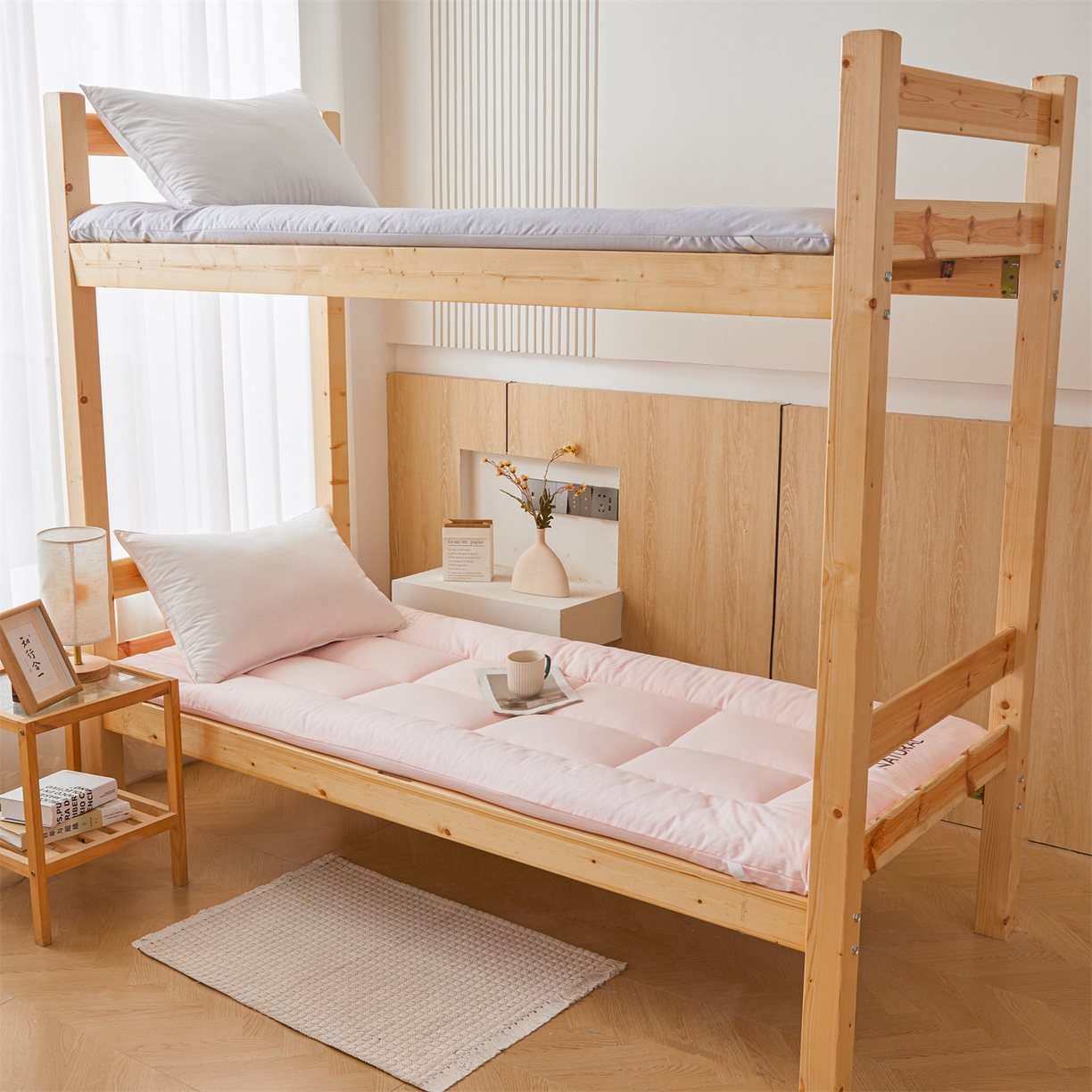 91家纺网 家纺一手货源 找家纺 梵蒂莎 2025新款纯色烫画棉花床垫学生款场景一 樱花粉