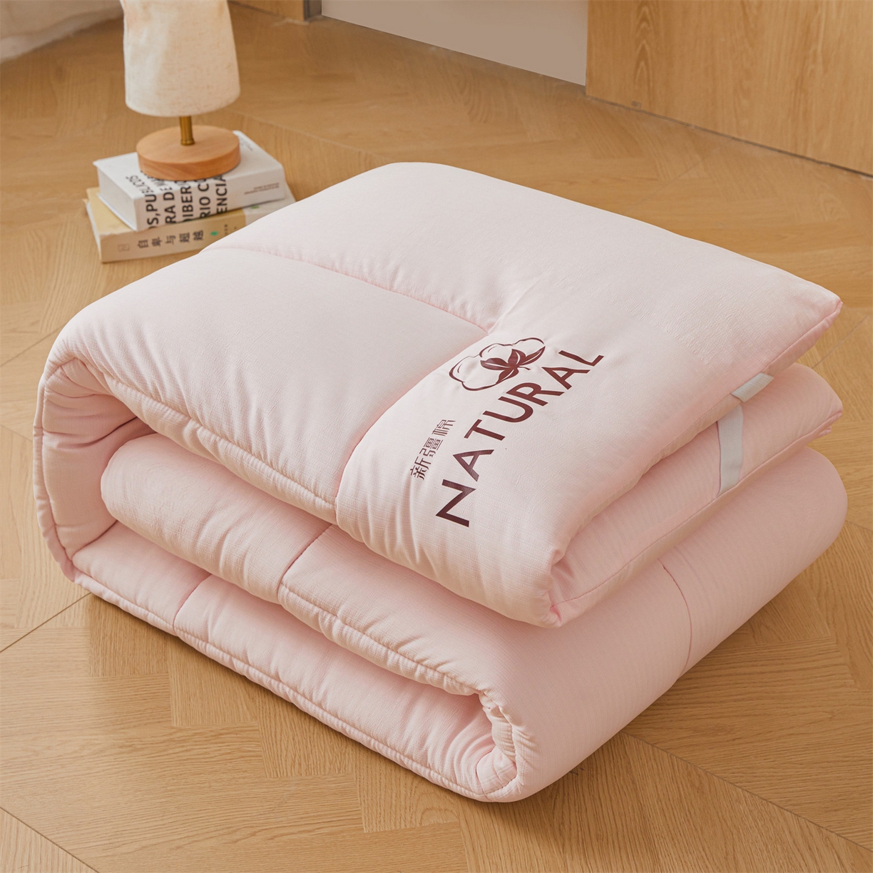 91家纺网 家纺一手货源 找家纺 梵蒂莎 2025新款纯色烫画棉花床垫学生款场景一 樱花粉