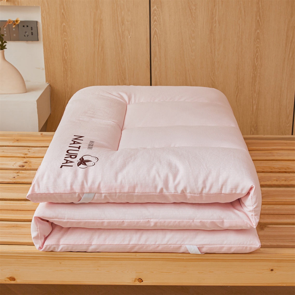 91家纺网 家纺一手货源 找家纺 梵蒂莎 2025新款纯色烫画棉花床垫学生款场景一 樱花粉