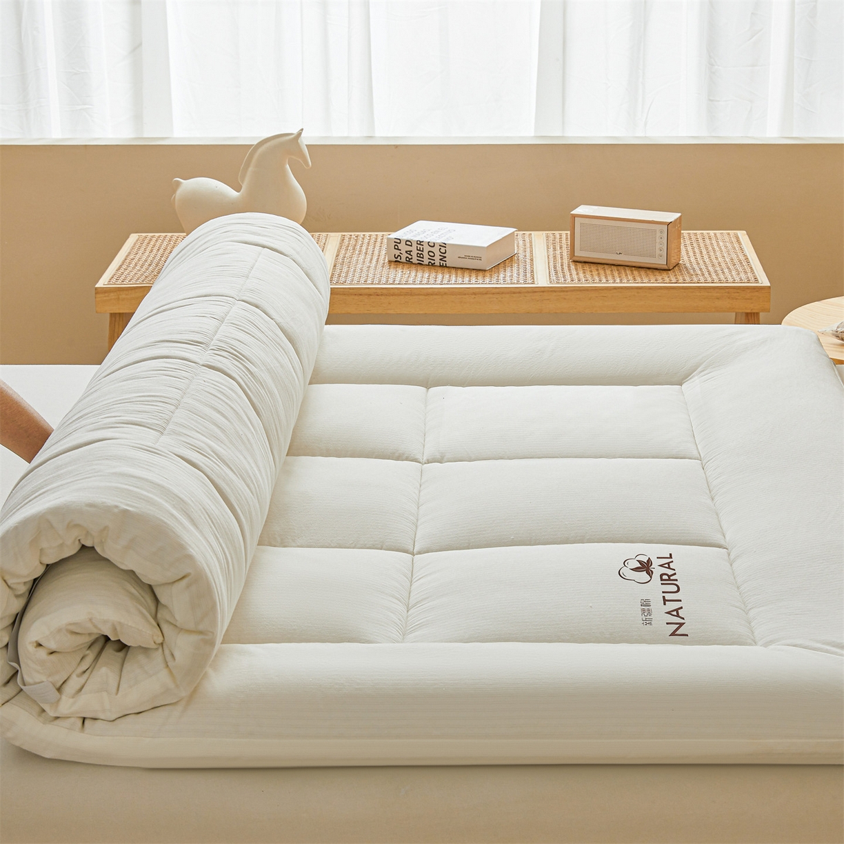 91家纺网 家纺一手货源 找家纺 （总）梵蒂莎 2025新款纯色烫画棉花床垫成人款场景一